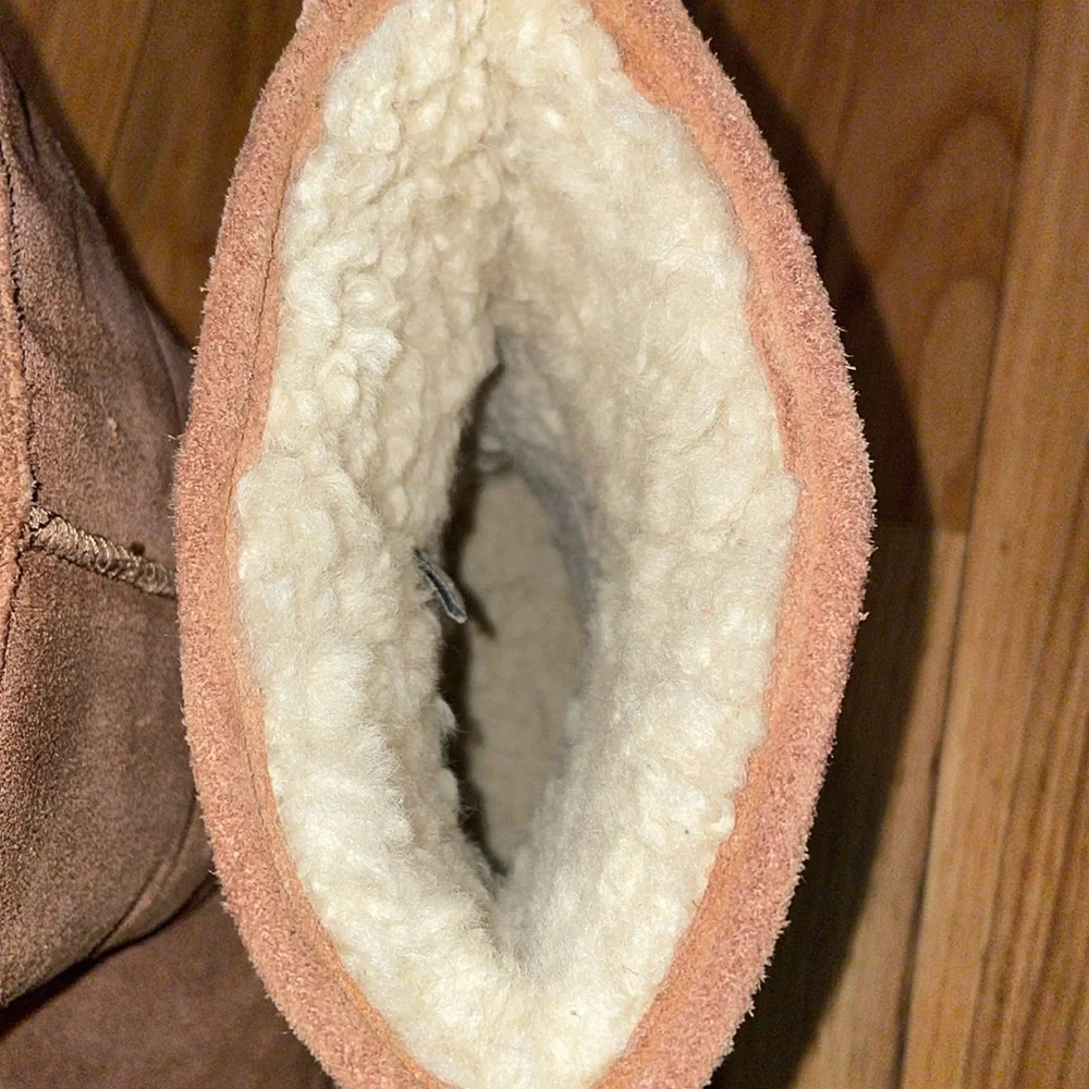 BearPaw Emma Low Sheepskin/Wool‎ Lined Suede boots.  Size 7